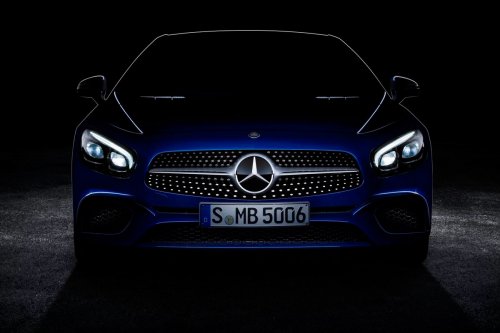 Mercedes опубликовал фото обновленного родстера SL63 AMG