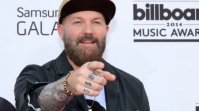 Фронтмен Limp Bizkit Фред Дерст пользуется iPhone с портретом Путина (ВИДЕО)