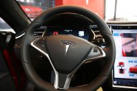 Tesla представит обновленную версию автопилота